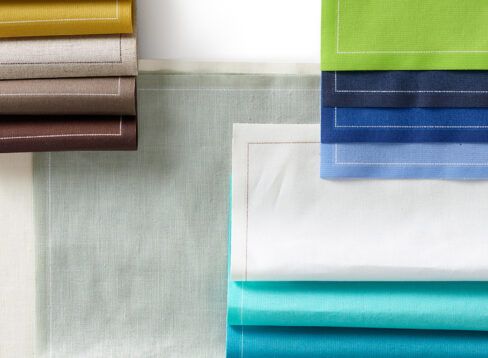 Des sets de table et des serviettes de table en tissu hauts en couleur