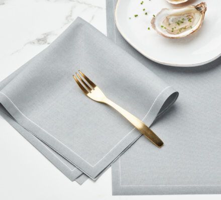Serviette de table en tissu gris 30x30