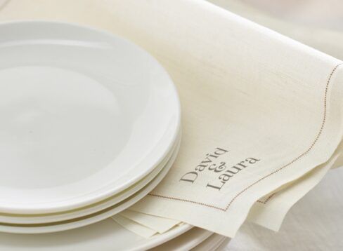 A customised wedding with cotton napkins for events